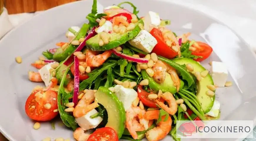 Salat mit Avocado und Pinienkernen