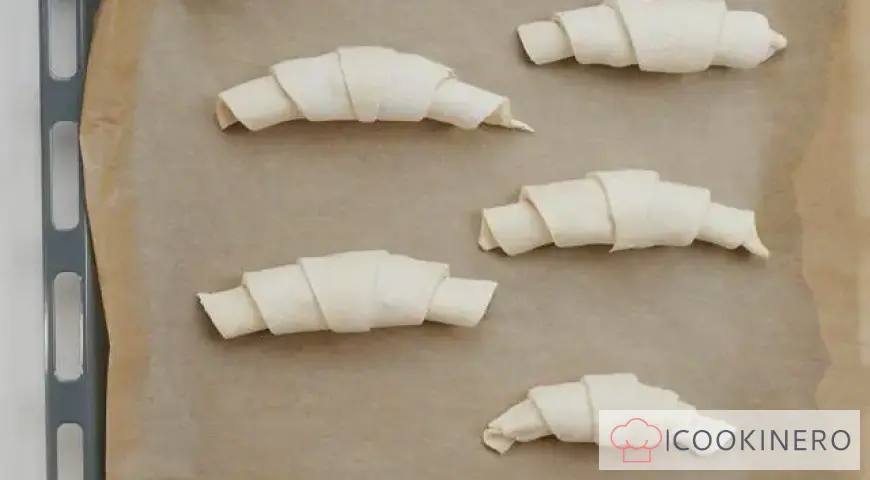 Croissant al cioccolato al latte con impasto pronto