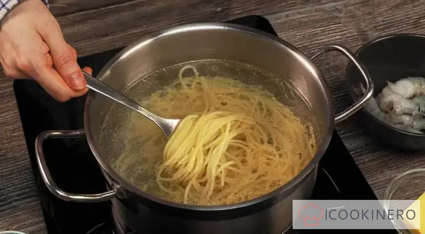 Espaguetis con camarones en salsa cremosa de ajo