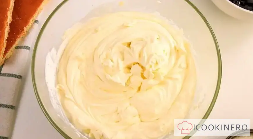 Sponge canape with mascarpone and blueberries