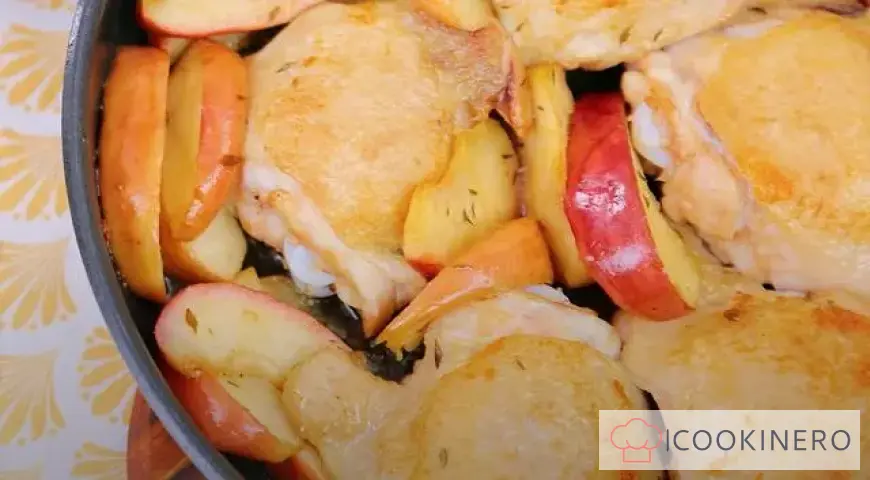 Chicken thighs with apples