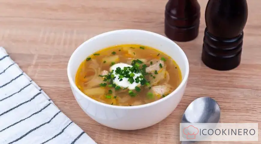 Kohlsuppe mit Schweinefleisch