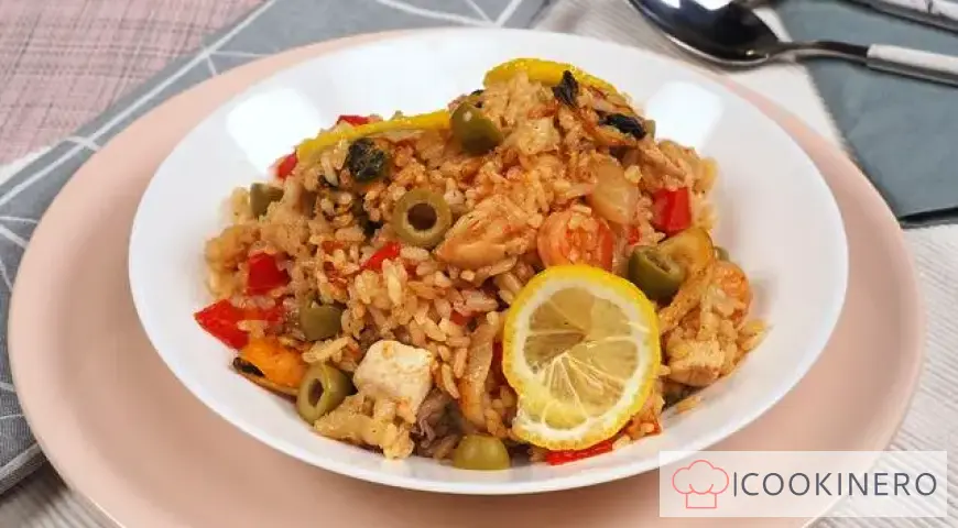 Paella con frutti di mare e pollo