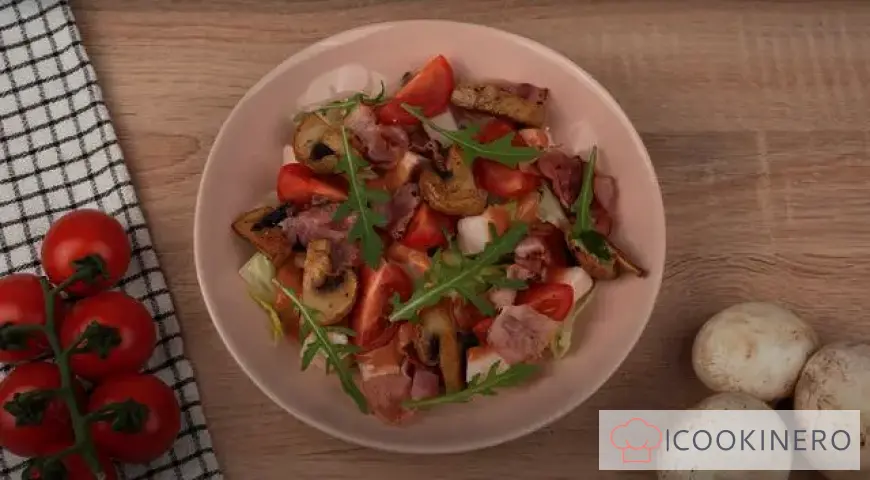 Ensalada tibia con pollo ahumado y tocino