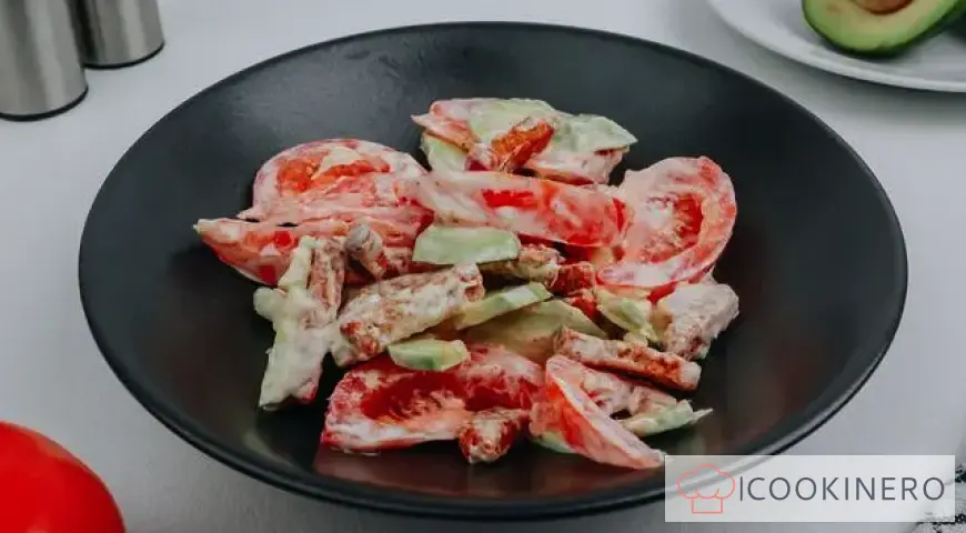 Insalata con avocado e pomodori