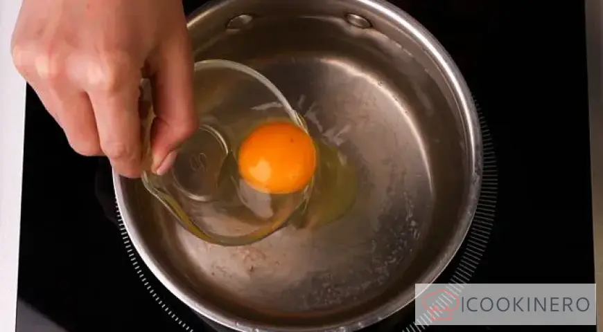 Huevo escalfado en agua