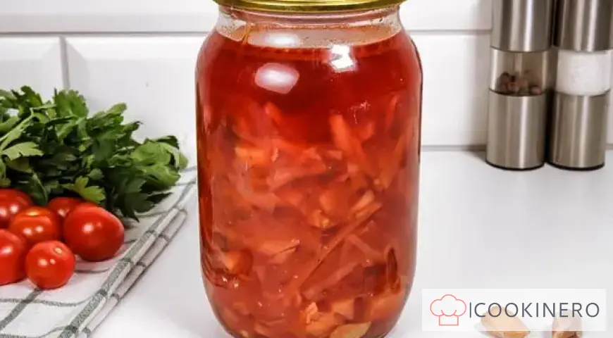Borschtsch für den Winter mit Tomaten