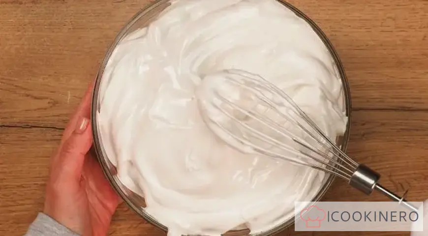 Sponge cake with meringue