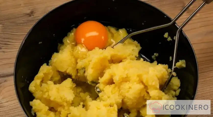 Simple Potato Pies with Mushrooms