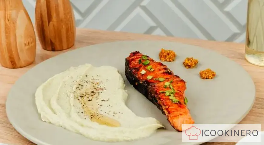 Salmone caramellato con purea cremosa di broccoli