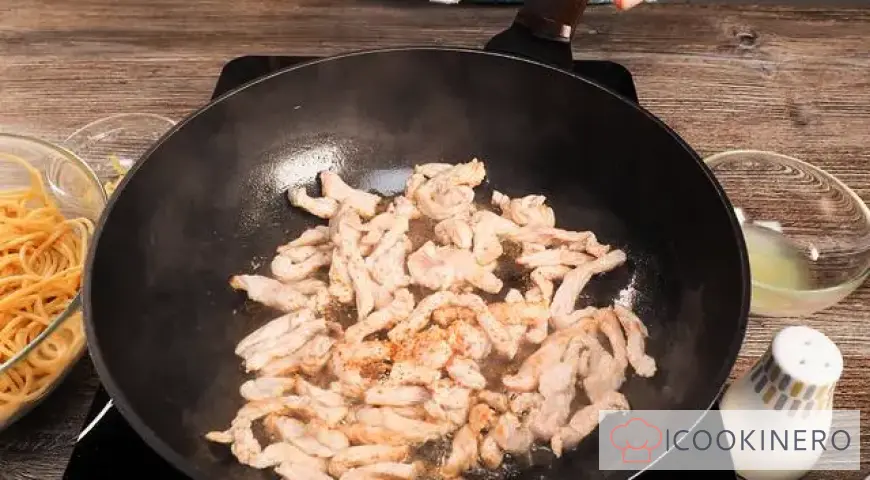 Pasta with turkey in creamy sauce