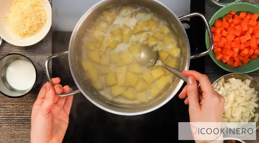 Cream soup with cream and cheese