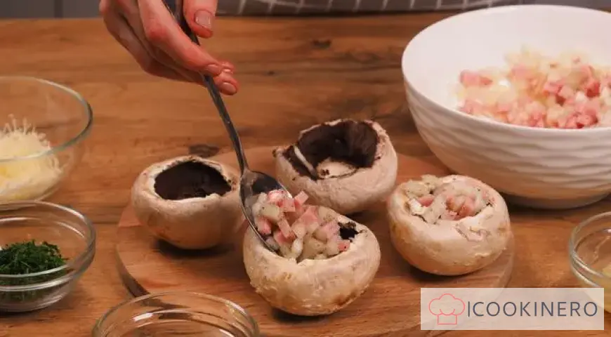 Champignons stuffed in a frying pan