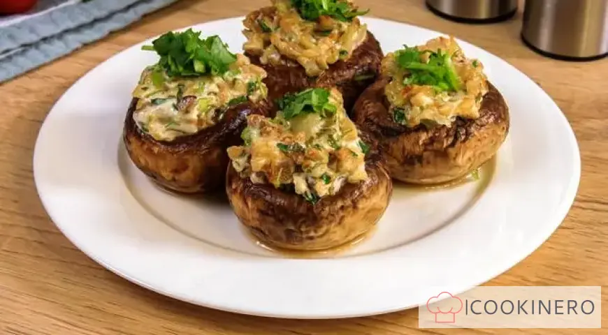 Gefüllte Champignons mit Zwiebeln und Nüssen