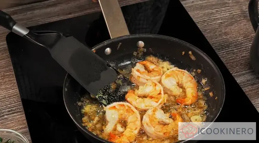 Espaguetis con camarones en salsa cremosa de ajo