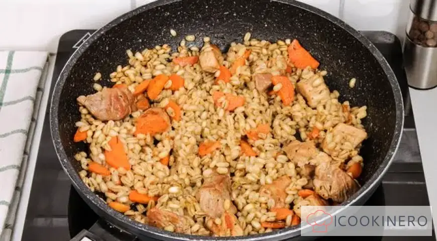 Pearl barley with meat