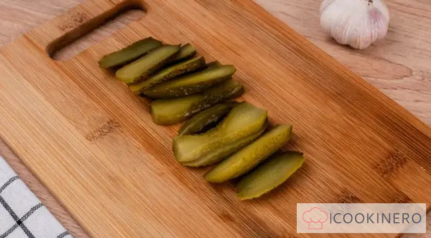 Sándwiches con espadines, huevo y pepinos encurtidos
