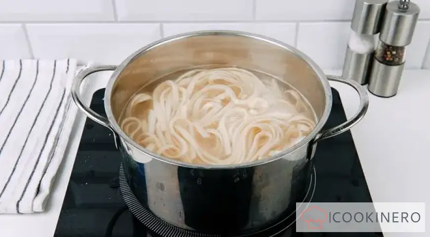 Wok noodles with chicken