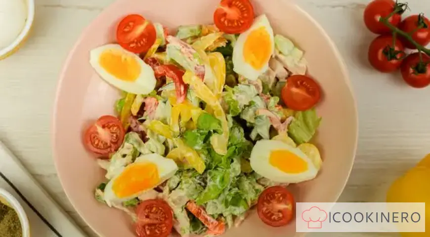 Salade de poulet fumé, poivrons et tomates cerises