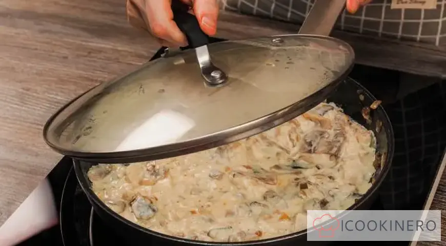 Salsa di pollo e funghi