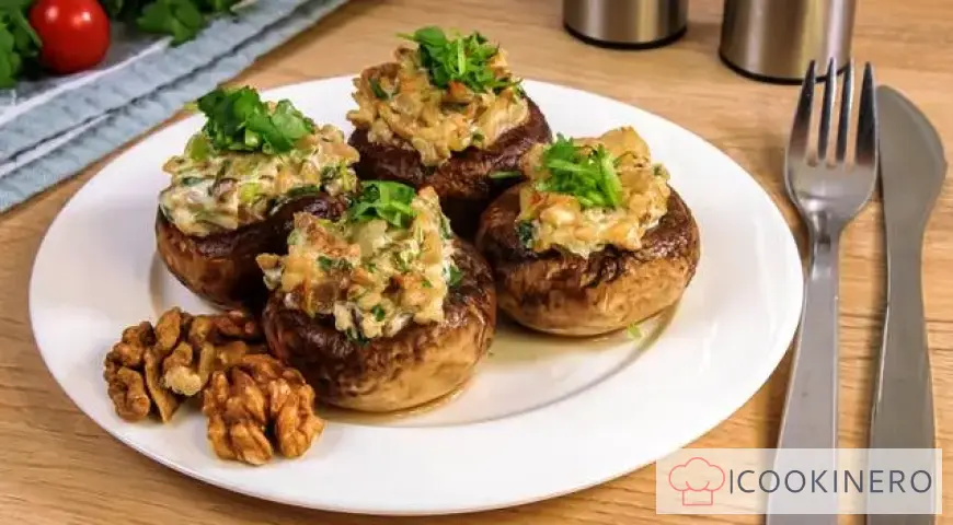 Gefüllte Champignons mit Zwiebeln und Nüssen
