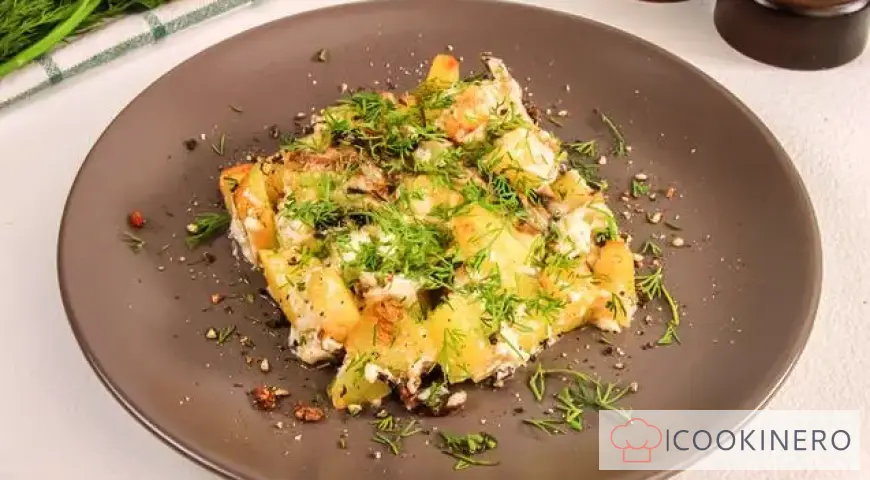 Kartoffeln mit Pilzen und Mayonnaise gebacken