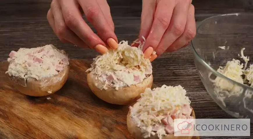 Champignons stuffed with ham