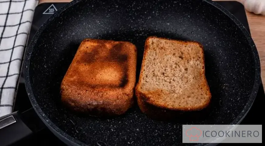 Sándwiches con espadines, huevo y pepinos encurtidos
