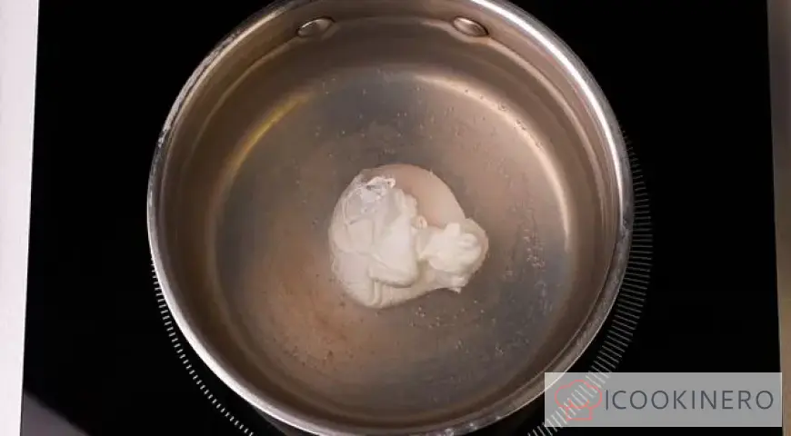 Huevo escalfado en agua