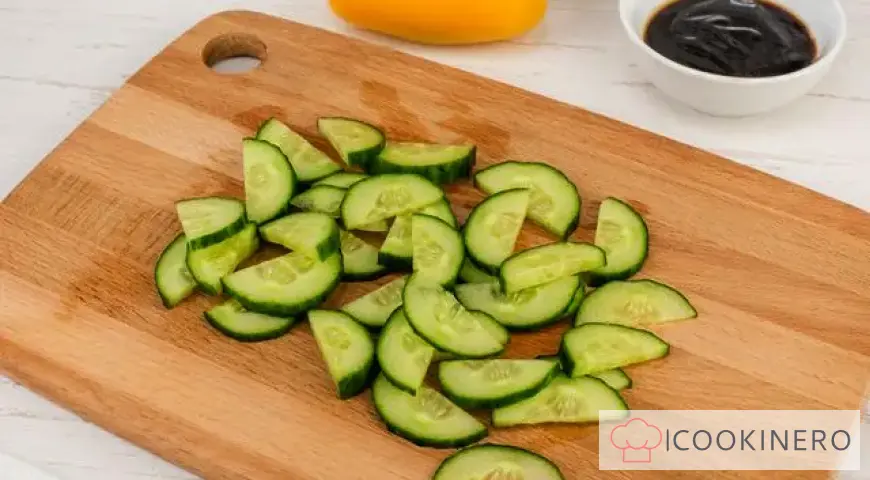 Salat mit Chuka, Gurke und Paprika in Teriyakisauce