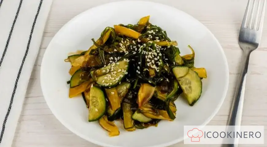 Salat mit Chuka, Gurke und Paprika in Teriyakisauce