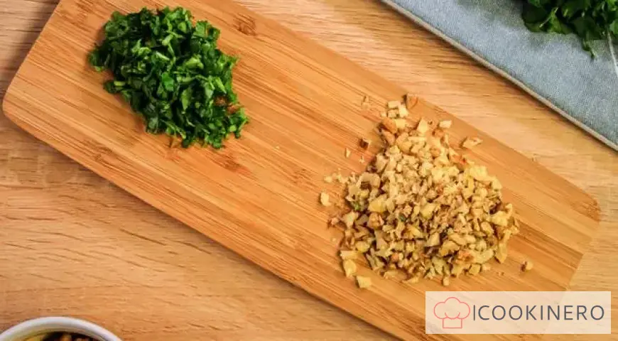 Gefüllte Champignons mit Zwiebeln und Nüssen
