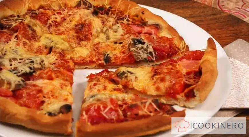 Pizza con funghi e salsiccia