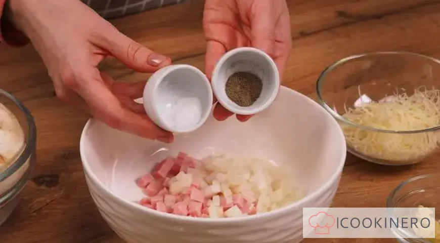 Champignons stuffed in a frying pan