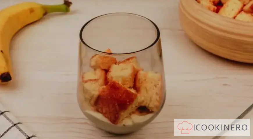 Sponge cake with curd cream and banana