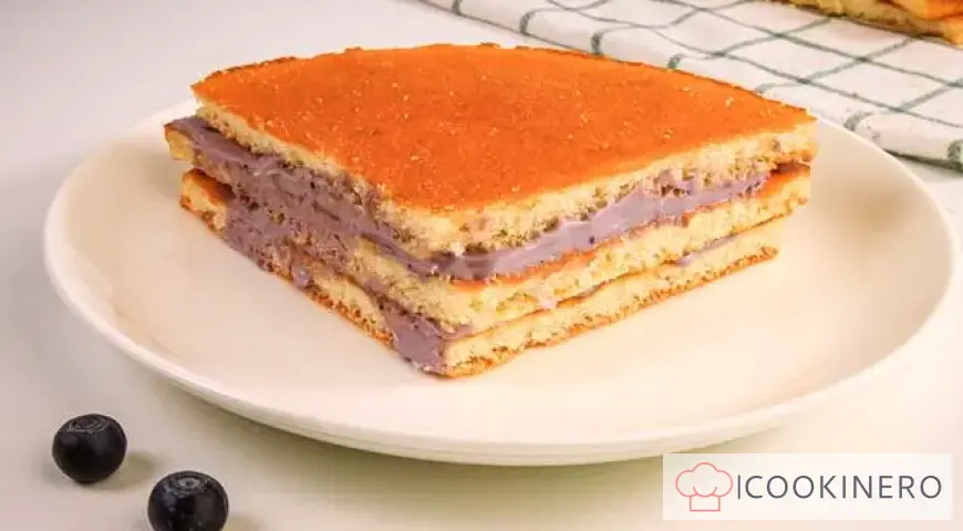 Sponge canape with mascarpone and blueberries