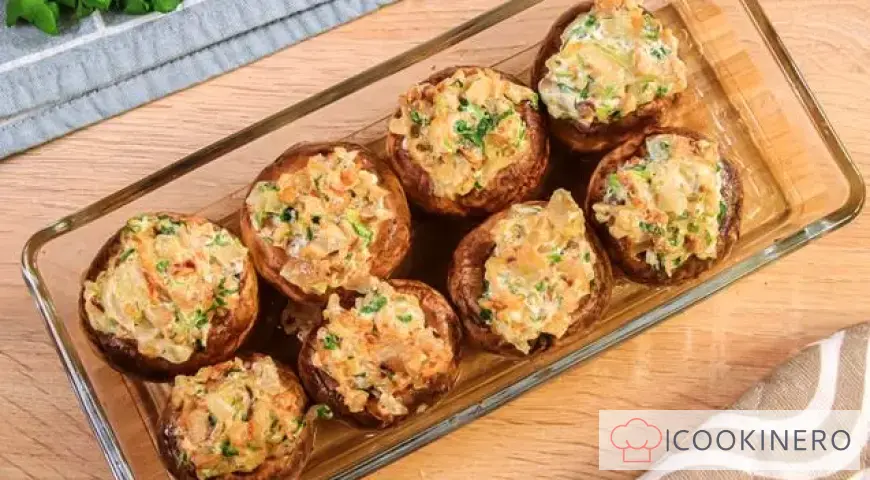 Gefüllte Champignons mit Zwiebeln und Nüssen