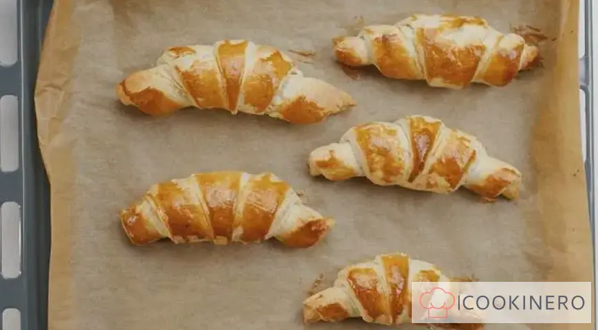 Croissant al cioccolato al latte con impasto pronto