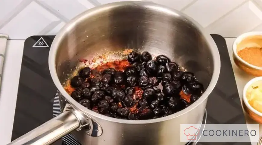 Sponge canape with mascarpone and blueberries
