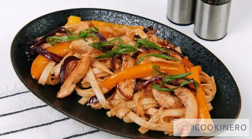 Wok noodles with chicken