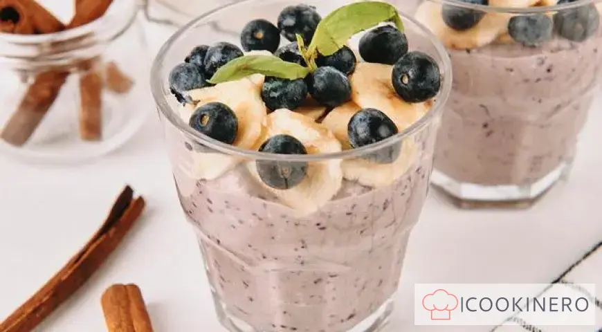Smoothie à la banane, aux myrtilles et à la cannelle