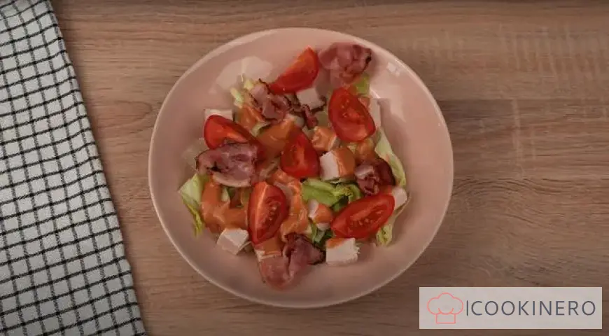 Warm salad with smoked chicken and bacon