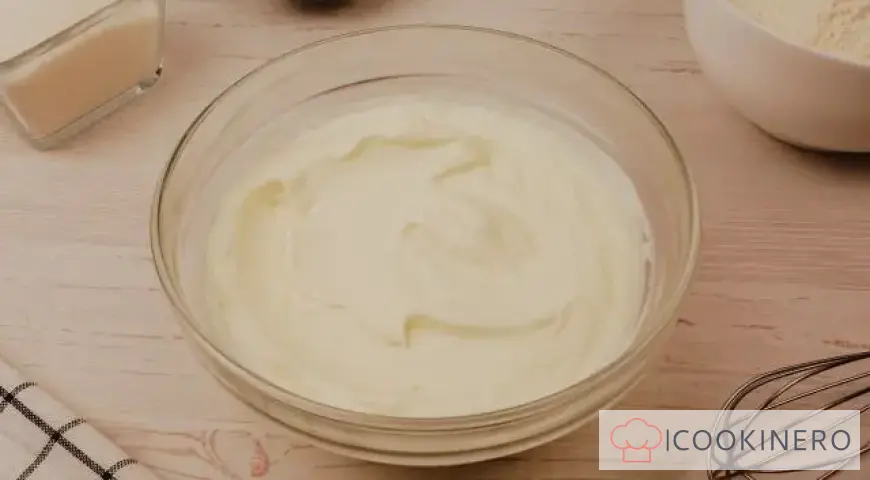 Sponge cake with curd cream and banana