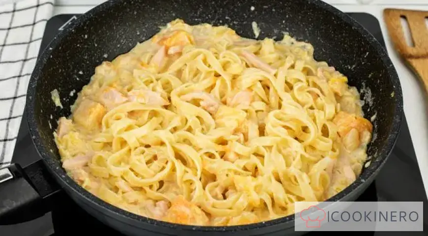 Pasta with pumpkin and ham