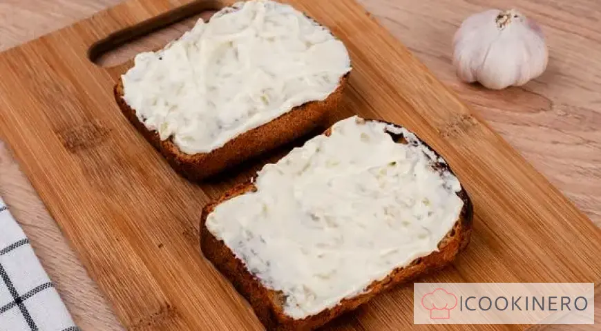 Sándwiches con espadines, huevo y pepinos encurtidos