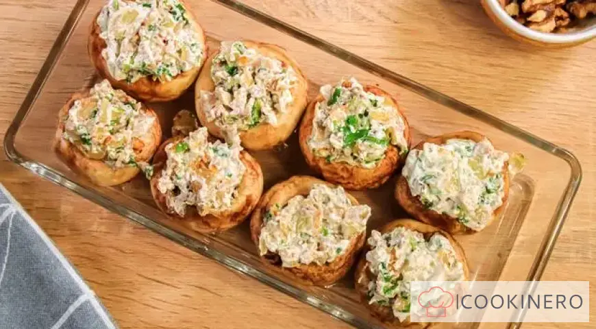 Gefüllte Champignons mit Zwiebeln und Nüssen