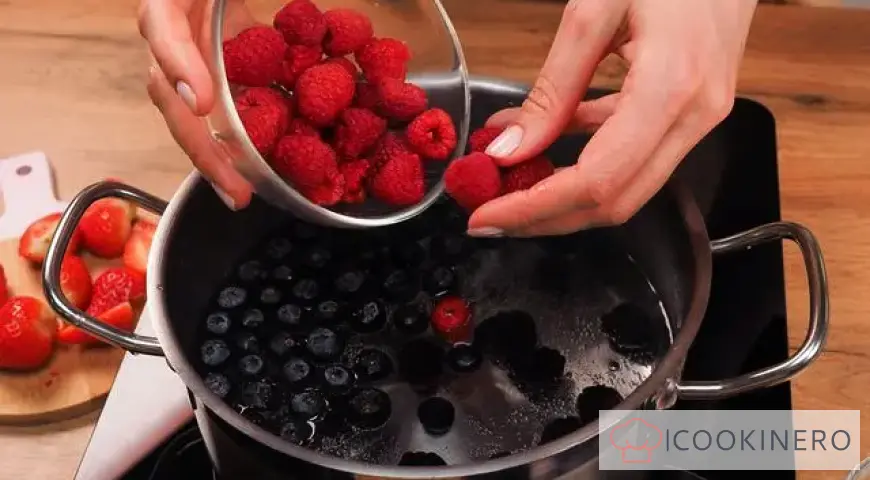 Fresh berry compote