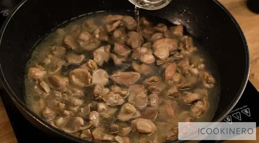 Chicken stomachs in sour cream