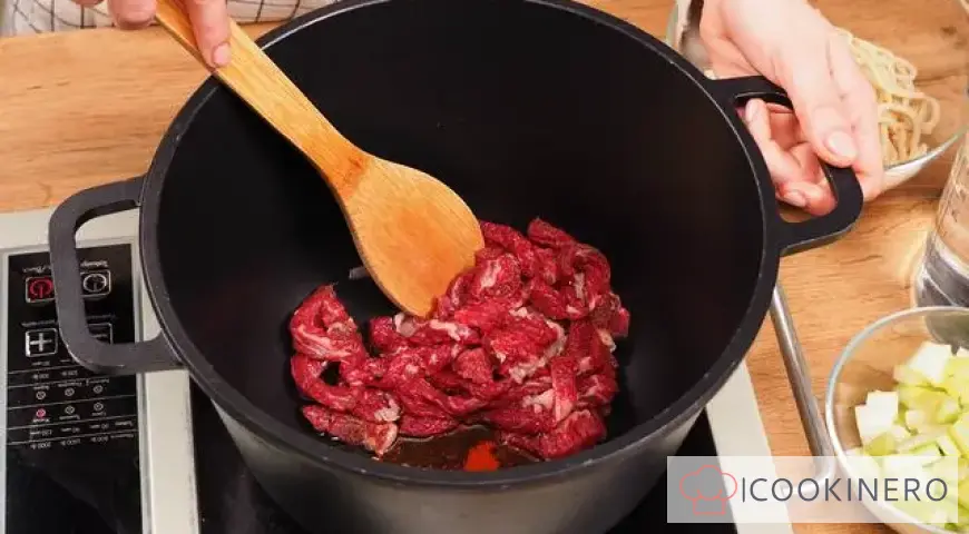 Lagman in einem Kessel