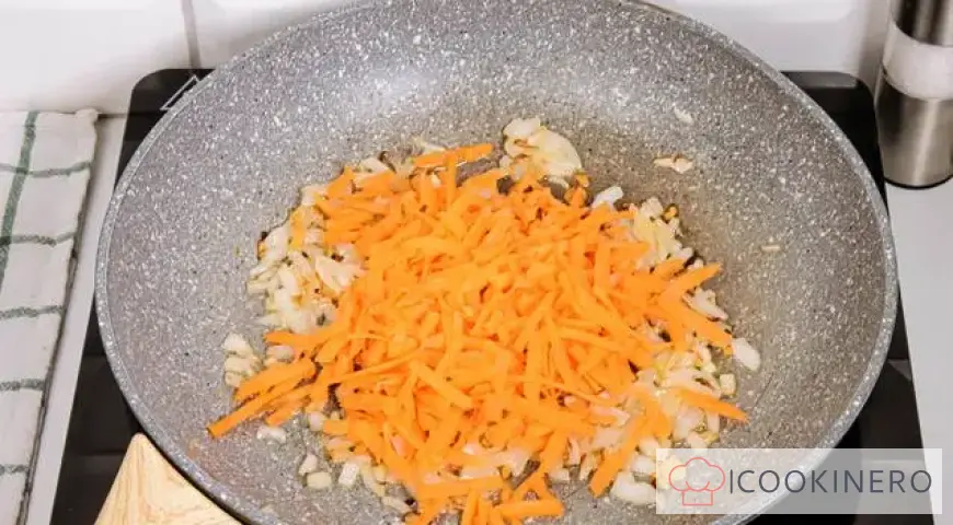 Navy-style macaroni with carrots